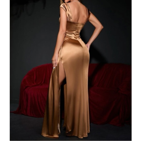 Elegant Satin Off-Shoulder Wedding Dress - Picture 3 of 8